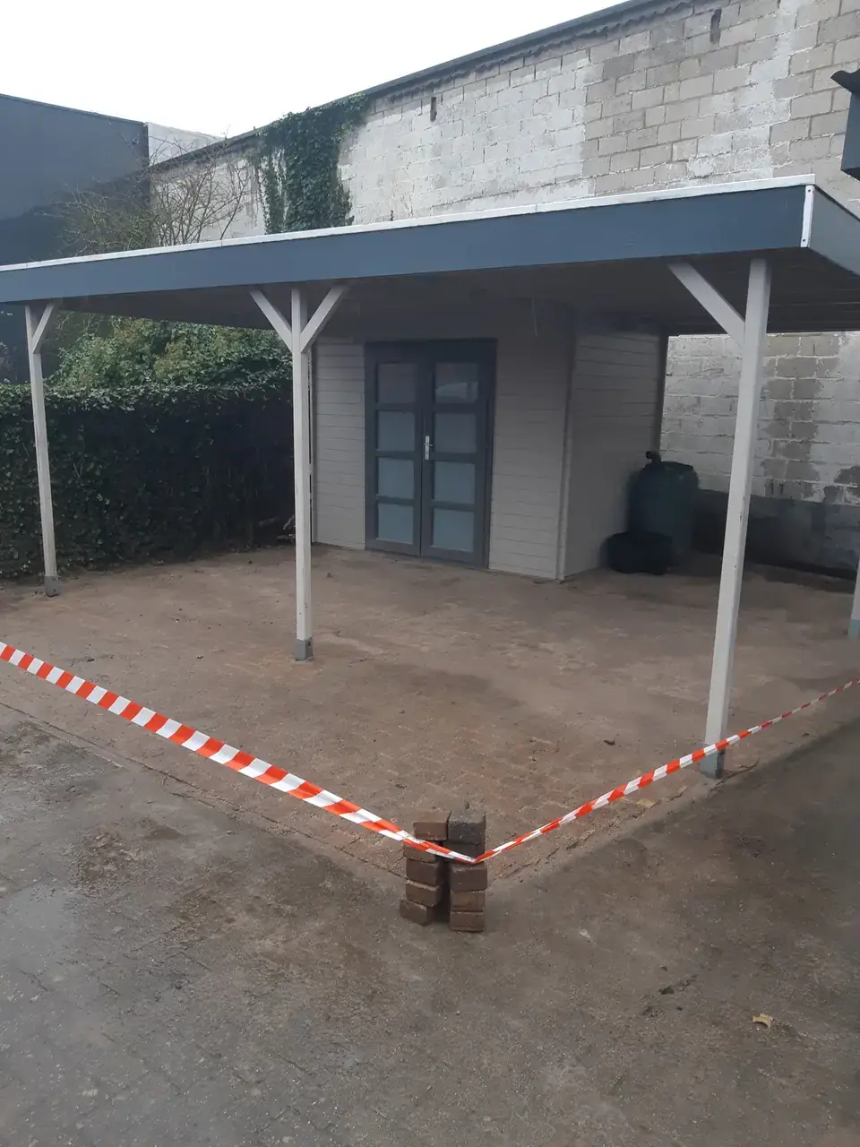 Carport met herstelde en gereinigde klinkers, vers ingeveegd