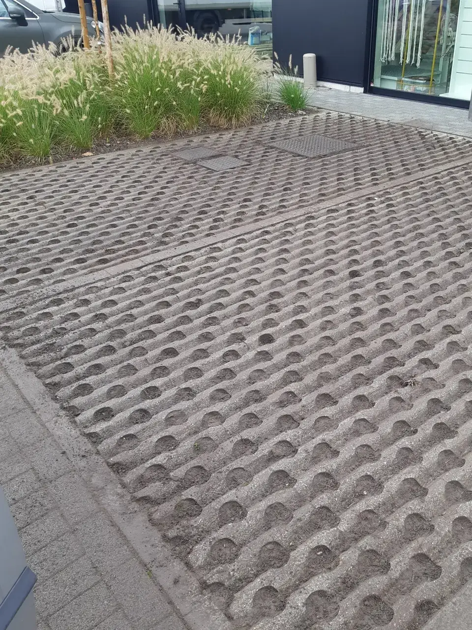 Grasdallen voor een winkel volledig opgekuist