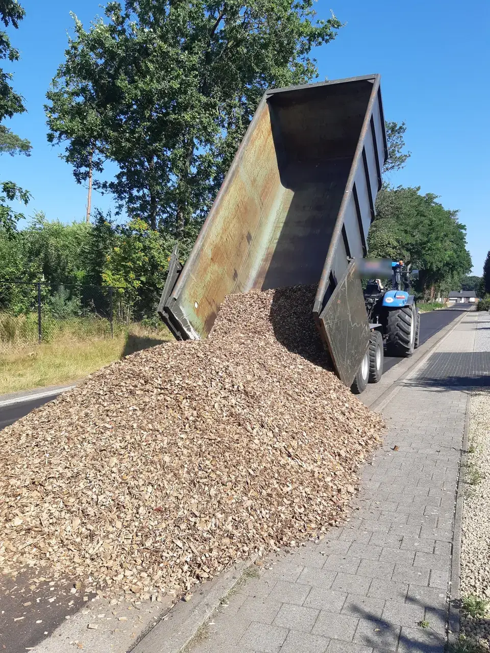 Houtsnippers worden gestort voor het afdekken van borders