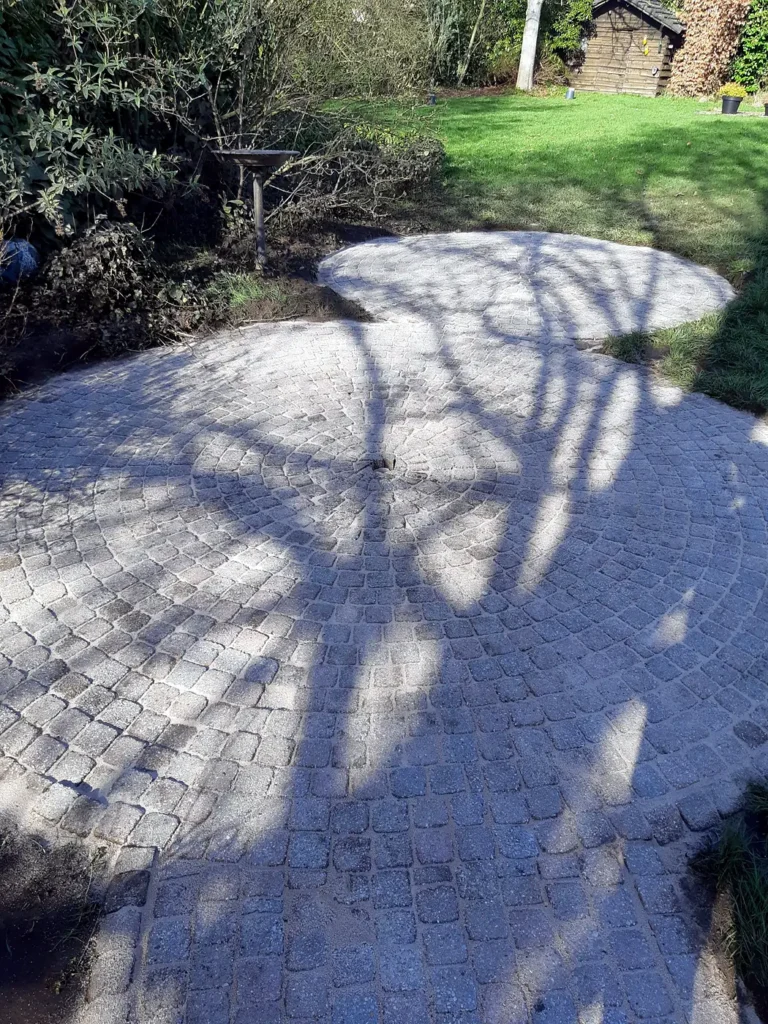 Rond terras in kasseien na de reiniging, zonder mos